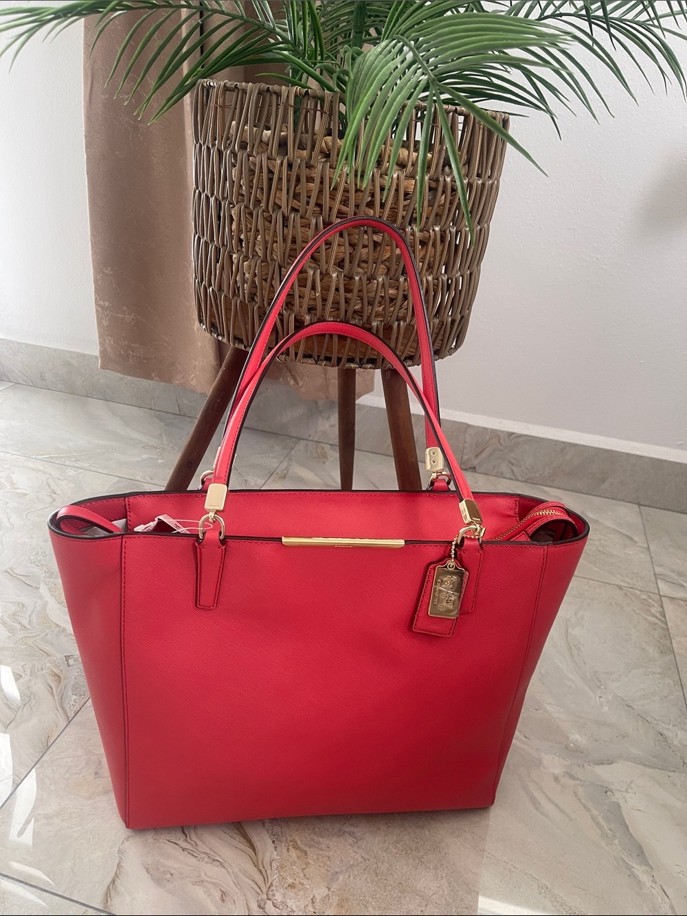 Coach Madison Saffiano leather east-west tote bag
With dusty
Color is coral